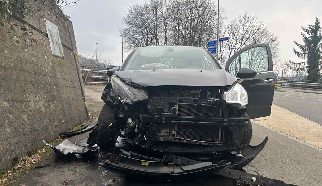 Bei einem Selbstunfall prallte eine 65-jährige Lenkerin in eine Stützmauer.