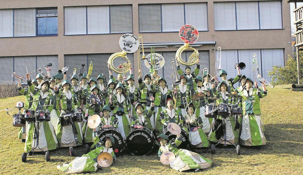 Die Rüthner Guggenmusik Rhii-Jooli ist für die Fasnacht und den Maskenball gerüstet.