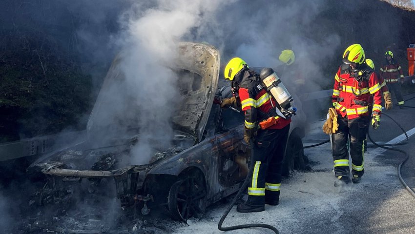 Weisser Kombi in Vollbrand auf der Autobahn A13 - Fahrer brachte sich in Sicherheit Weisser Kombi in Vollbrand auf der Autobahn A13 - Fahrer brachte sich in Sicherheit