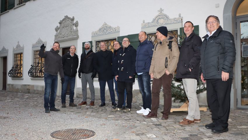 Der Altstätter Stadtrat Andreas Broger (links) begrüsste seine Kommissionskameraden sowie Gäste des Werdenberger Binnenkanal-Unternehmens zur Jahresabschlusssitzung in Altstätten. Nebst den traktandierten Geschäften blieb noch Zeit, um den Wissenshorizont über die Geschichte von Altstätten zu erweitern. Der Altstätter Stadtrat Andreas Broger (links) begrüsste seine Kommissionskameraden sowie Gäste des Werdenberger Binnenkanal-Unternehmens zur Jahresabschlusssitzung in Altstätten. Nebst den traktandierten Geschäften blieb noch Zeit, um den Wissenshorizont über die Geschichte von Altstätten zu erweitern.