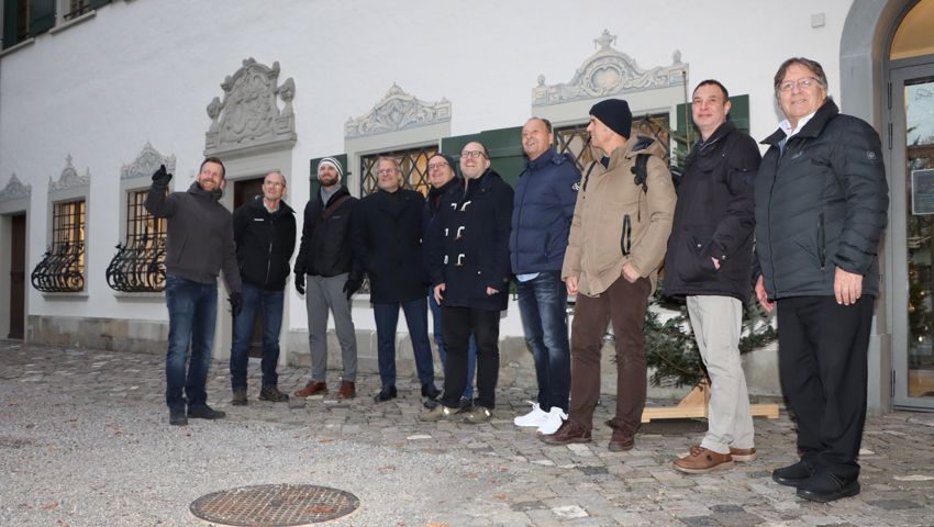 Der Altstätter Stadtrat Andreas Broger (links) begrüsste seine Kommissionskameraden sowie Gäste des Werdenberger Binnenkanal-Unternehmens zur Jahresabschlusssitzung in Altstätten. Nebst den traktandierten Geschäften blieb noch Zeit, um den Wissenshorizont über die Geschichte von Altstätten zu erweitern.