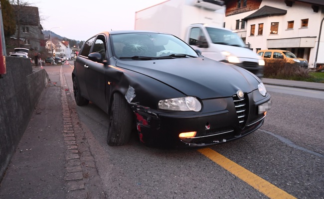 Unfall zwischen Auto und Lieferwagen – die Polizei sucht Zeugen