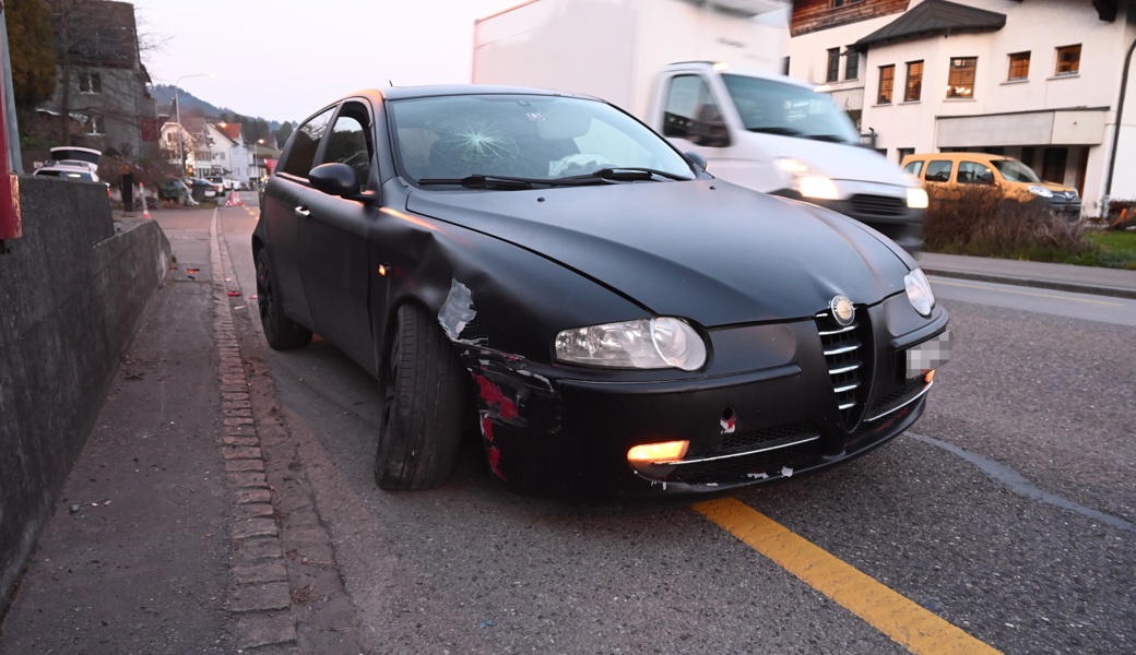 Unfall zwischen Auto und Lieferwagen – die Polizei sucht Zeugen