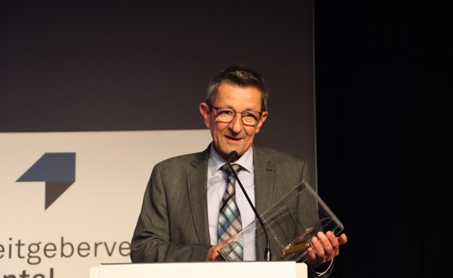 «Jetzt haben Sie mich kalt erwischt»: Reto Friedauer gewinnt goldenen Schraubenzieher und ist gerührt