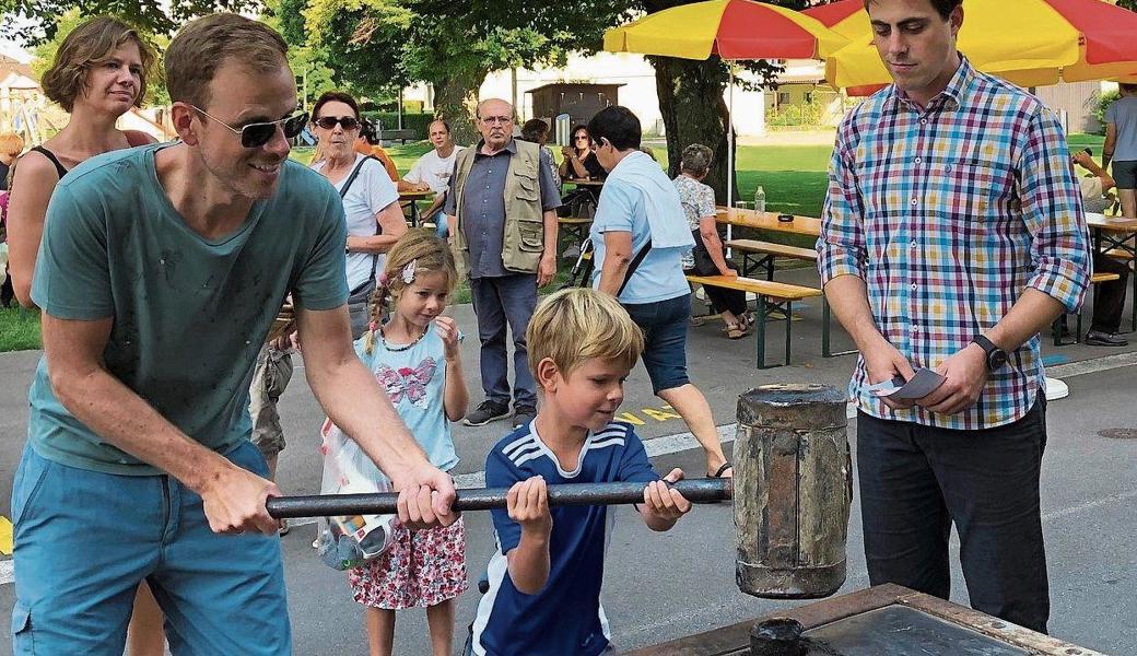 Eine ganze Familie versuchte sich gemeinsam am «Hau den Lukas», um Armin Hanselmann (rechts) zu übertrumpfen. 