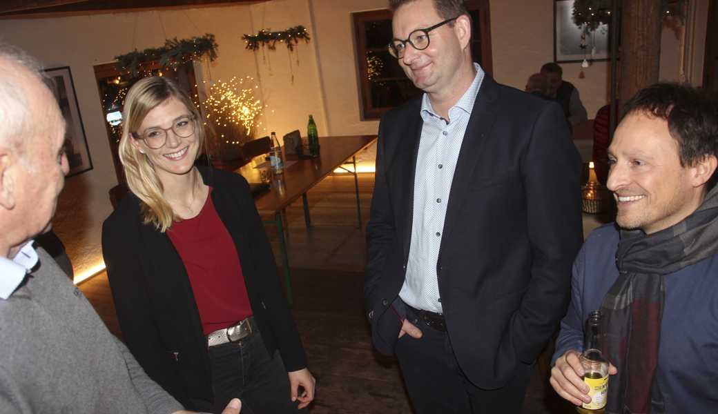 Vivienne Oggier und Peter Nüesch (Bildmitte) an der FDP-Nominationsversammlung in Marbach; Peter Nüesch wurde als Nationalratskandidat zu Handen der Kantonalpartei nominiert, die erst 23-jährige Vivienne Oggier dürfte auf die FDP-Frauenliste aufgenommen werden.