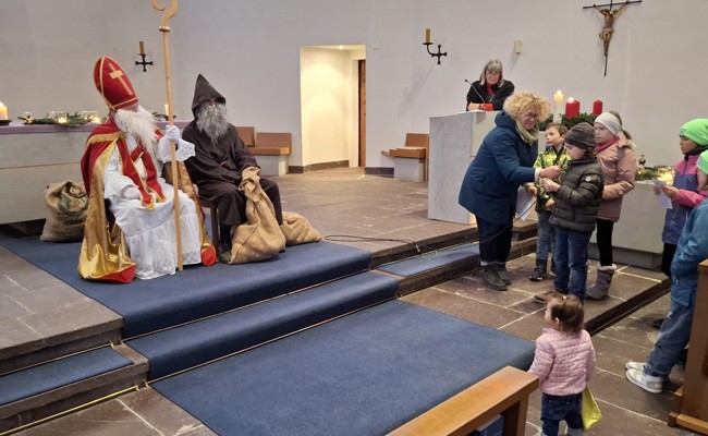 Kleiner, aber feiner Adventsmarkt mit Eseln, Samichlaus und Köstlichkeiten