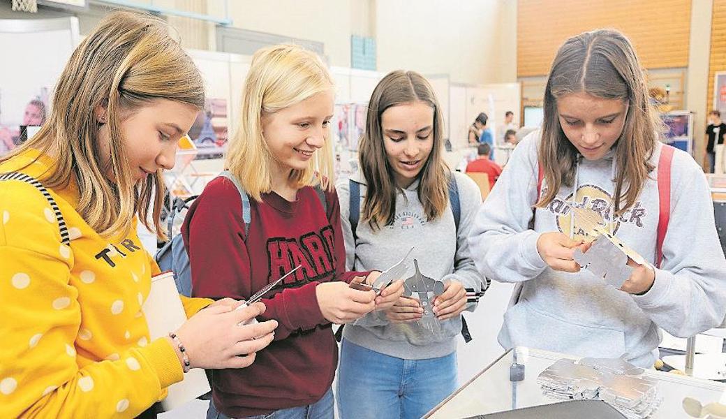 Besonders die Stände, an denen die Schülerinnen und Schüler etwas fabrizieren oder gestalten müssen, werden rege besucht. 