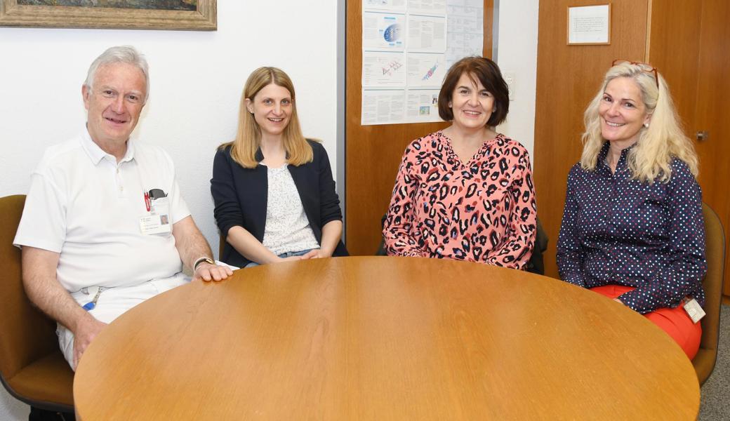Im Mai wiederbeleben sie das Trauercafé: Peter Ernst (Chefarzt, Spitalleiter Altstätten, von links), Anne Heither (Spitalseelsorgerin), Erika 

Ulmann (Stellenleiterin Hospiz-Dienst Rheintal) und Marlies Schmidt-Aebi (Spitalseelsorgerin). Dem Team gehört ausserdem Anita Forter aus Marbach an. Sie ist Trauerbegleiterin und Pflegefachfrau.