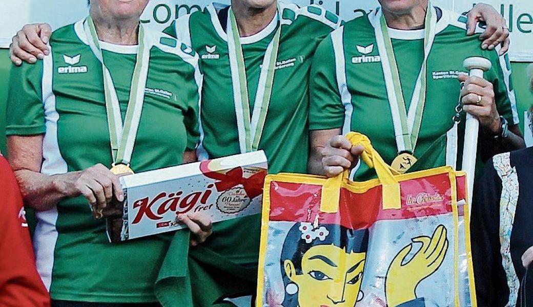 Monika Ammann (Mitte) gewinnt in der Kategorie D55 im Team St.Gallen den Staffel-OL in den Flumserbergen.