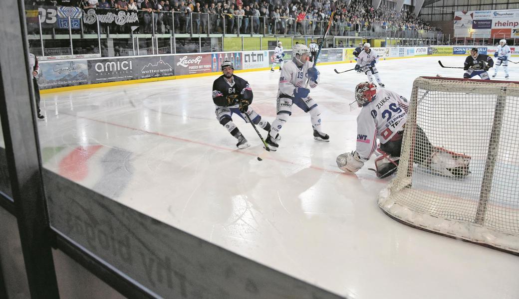 Renato Engler (links) und seine Kollegen vom SCR mussten gestern die krasse Überlegenheit des EHC Kloten eingestehen. Bild: Yves Solenthaler