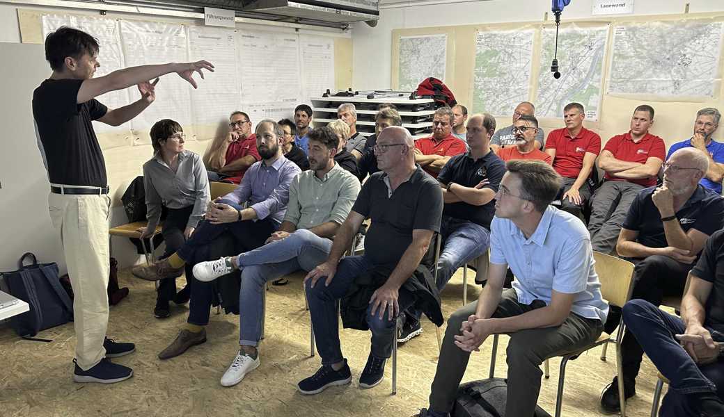 Alan Germann informiert die Entscheidungsträger der verschiedenen Gremien über die Sicherstellung der Trinkwasserversorgung in schweren Mangellagen und stellte den Konzeptentwurf vor.   Alan Germann informiert die Entscheidungsträger der verschiedenen Gremien über die Sicherstellung der Trinkwasserversorgung in schweren Mangellagen und stellte den Konzeptentwurf vor.