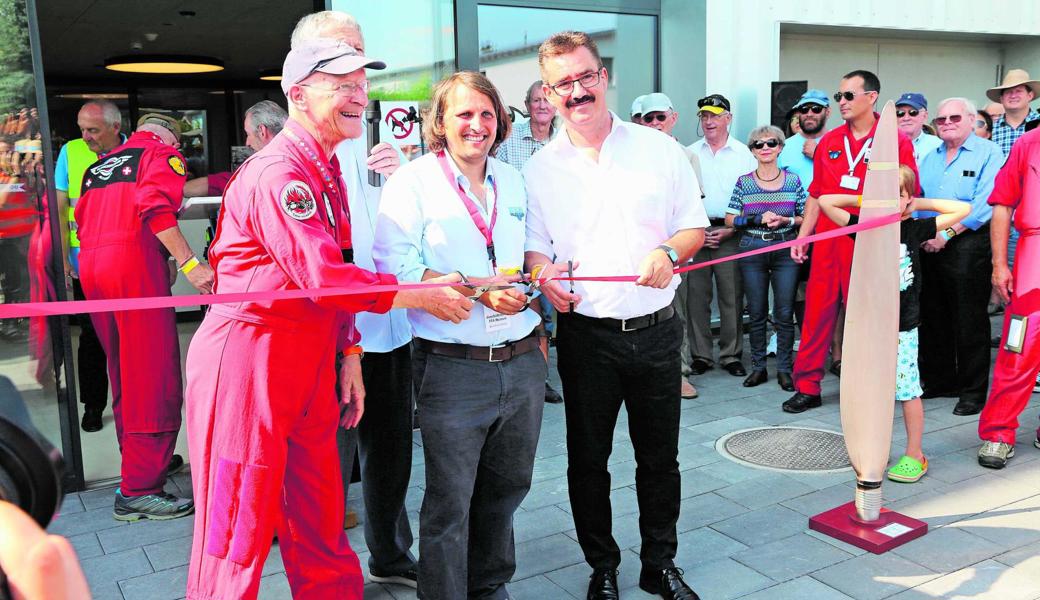 Die Schweizer Weltraumlegende, der ehemalige Astronaut Claude Nicollier (von links), Bernhard Vonier, Betreiber des Rolls-Royce-Museums in Dornbirn und FFA-Museums-Vorstand, sowie Robert Raths, Gemeindepräsident Thal, zerschnitten das rote Band und erklärten das Flieger- und Fahrzeugmuseum Altenrhein für eröffnet.