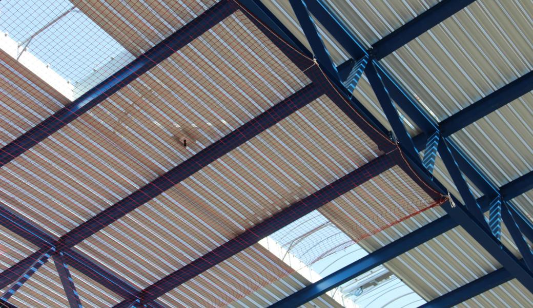 Unterm Dach gibt es Netze, damit bei Montagearbeiten sicher nichts herunterfallen kann.