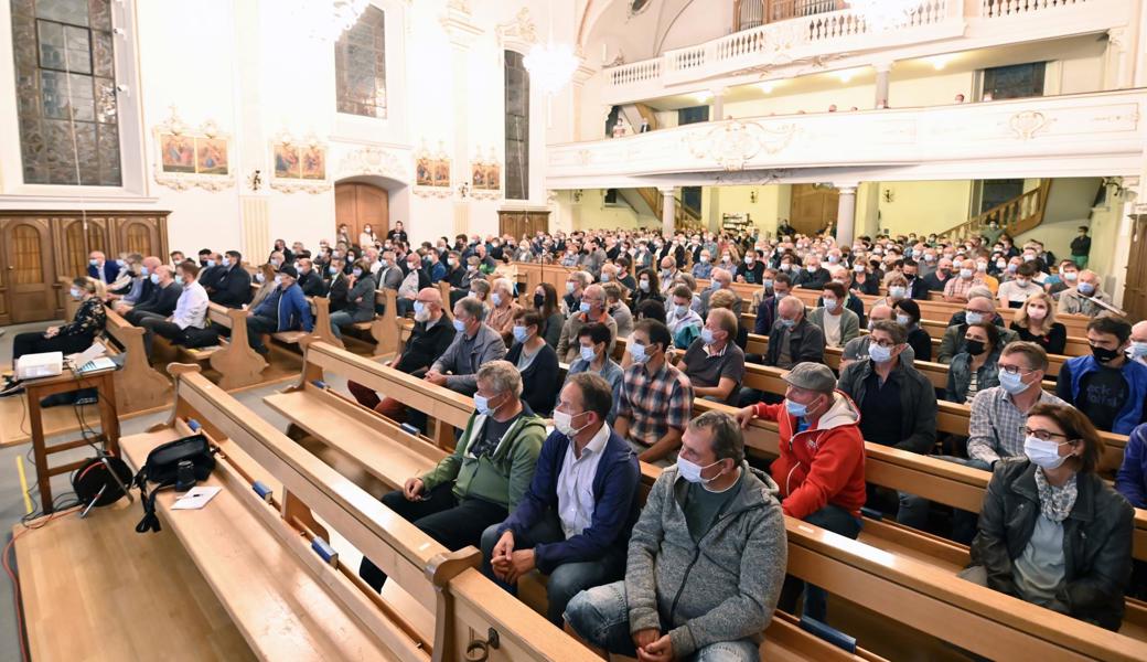 341 Stimmberechtigte nahmen an der ausserordentlichen Bürgerversammlung zur Zukunft der Liegenschaft Burg teil. 341 Stimmberechtigte nahmen an der ausserordentlichen Bürgerversammlung zur Zukunft der Liegenschaft Burg teil.