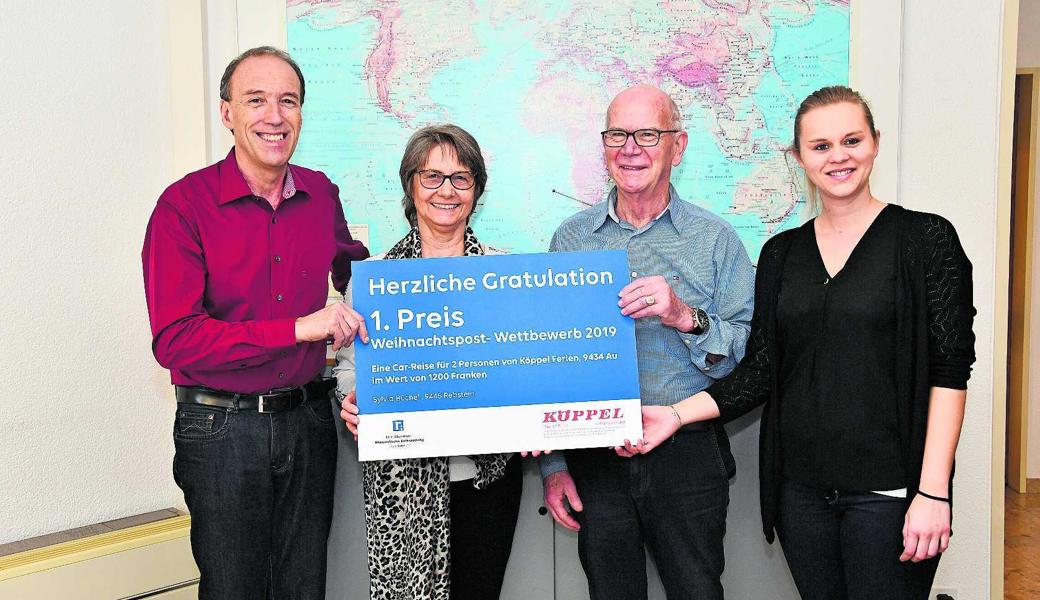 Remo Köppel (Köppel Ferien AG, links) und Stefanie Bucciol (Galledia Regionalmedien AG, rechts) überreichen Sylvia und Werner Büchel einen 1200-Franken-Reisegutschein. Remo Köppel (Köppel Ferien AG, links) und Stefanie Bucciol (Galledia Regionalmedien AG, rechts) überreichen Sylvia und Werner Büchel einen 1200-Franken-Reisegutschein.