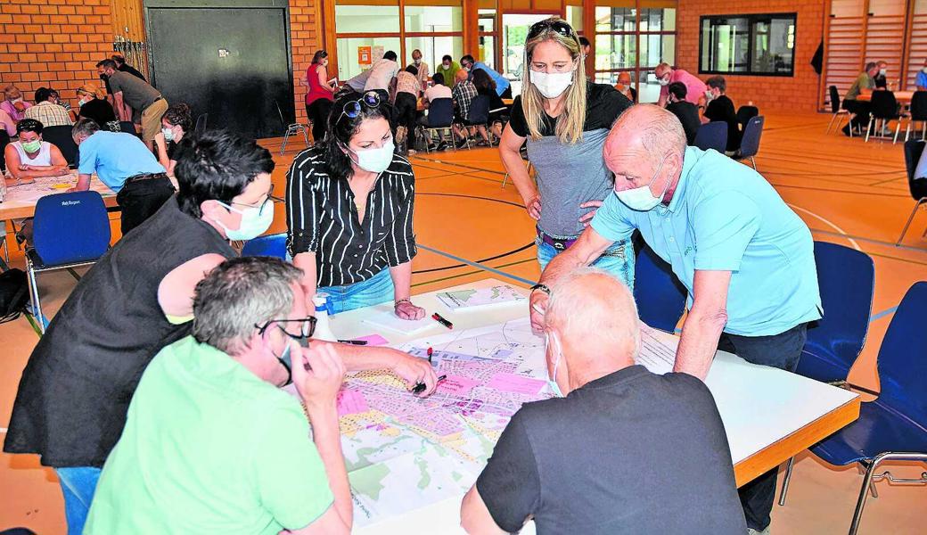 Gemeindepräsident Andreas Eggenberger (rechts) diskutiert mit Teilnehmerinnen und Teilnehmern des Gemeinde-Workshops über die zukünftige Entwicklung von Rebstein.  