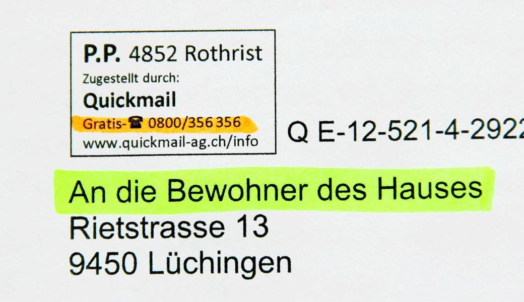 Wer teiladressierte Werbung (gemäss der gelb markierten Anschrift) nicht wünscht, hat verschiedene Möglichkeiten, sie zu sperren, unter anderem via Gratis-Telefonnummer (orange markiert). Auch der Eintrag in die sogenannte Robinsonliste sollte helfen. 