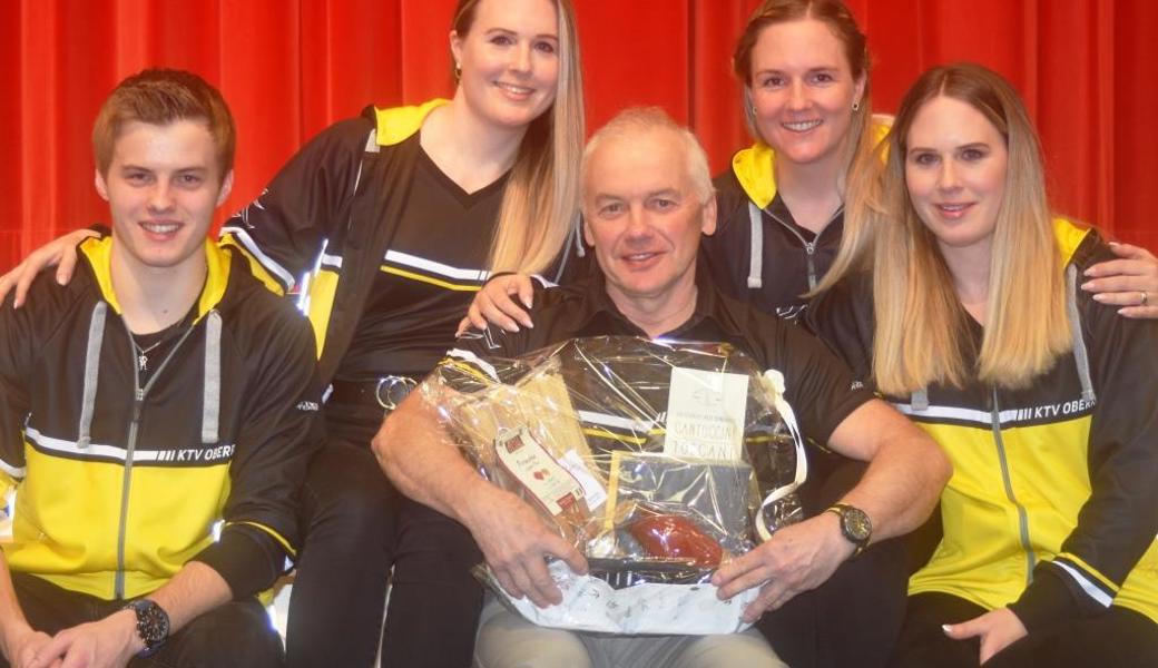 Ehrensportler Roman Mattle vom KTV Oberriet mit den Benz-Schwestern (v. l.) Désirée, Sariska und Riana sowie seinem aktuellen Schützling Erik Schegg.