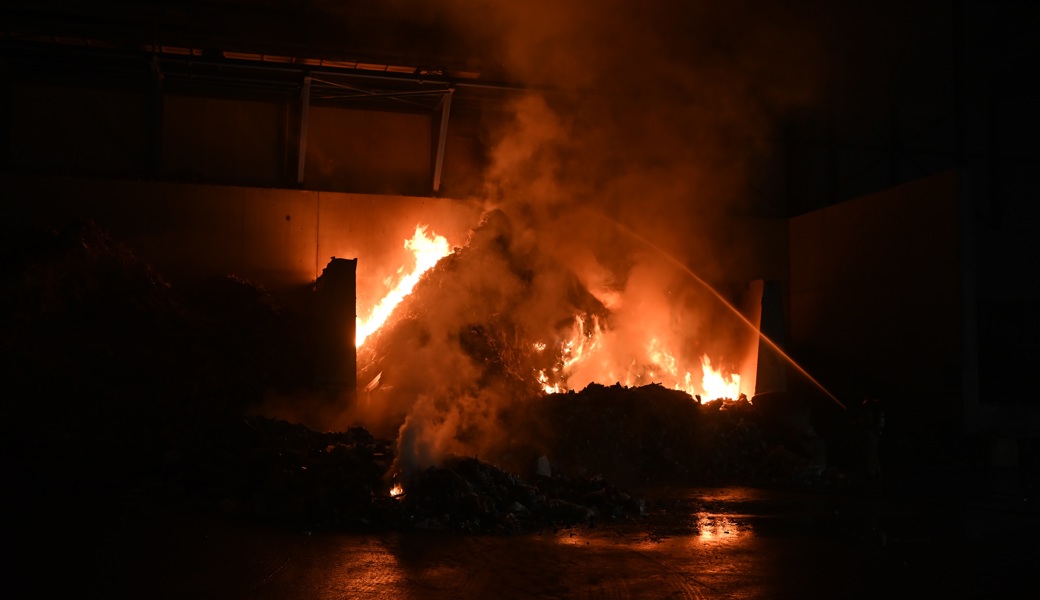 In der Nische, in der der Brand ausbrach, lagerte geschredderter Industrie- und Hausmüll.