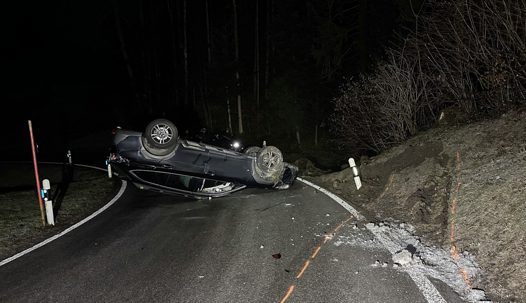 In Wolfhalden verlor ein Autofahrer auf vereister Fahrbahn die Kontrolle über sein Fahrzeug.