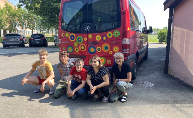 Schulbusse in neuem Design – Kinder gestalteten ihn selbst