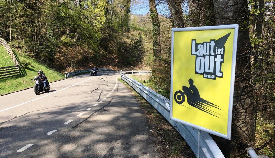 Vor einigen Jahren stand auf Plakaten noch «ROARRR!!! verboten. Ihre Polizei.» Auf Anregung des Vereins AnStoss folgte die nettere Botschaft «Profis fahren leise» – und auf den aktuellen Plakaten heisst es nun: «Laut ist out.»