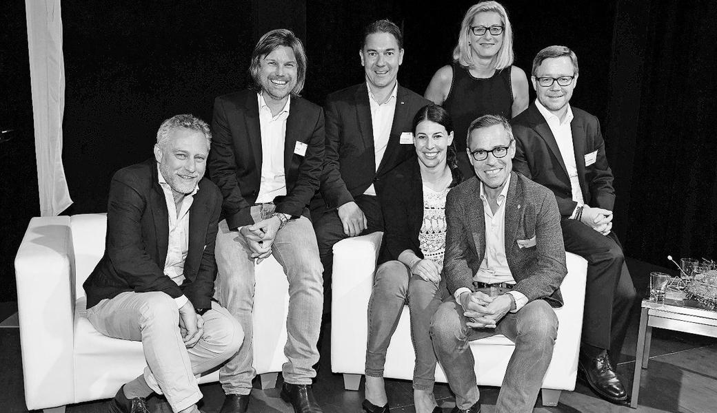 Erzählten vom inneren Feuer (v. l.): Joachim Alge und Reinhard Schertler, i+R Gruppe, Alexander Stuchly, Geschäftsführer i+R Wohnbau, Dominique Gisin, Raphaela Stefandl, ORF-Korrespondentin, Matthias Hüppi, FCSG-Präsident und Christian Müller, Niederlassungsleiter i+R Wohnbau AG, St. Margrethen. Bild: pd