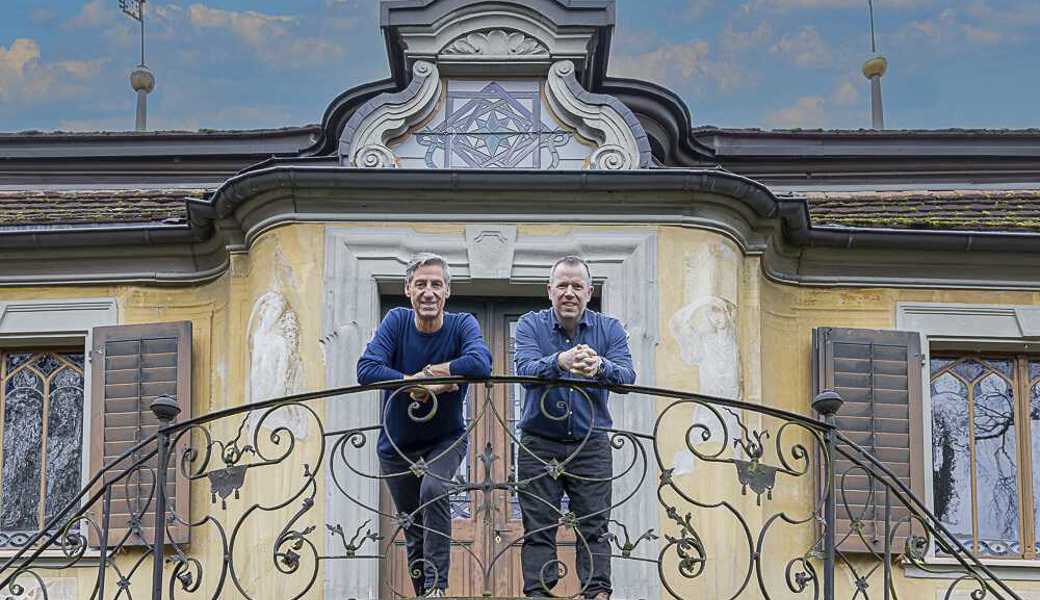 Traumlocation: Gilbert Lapp und Lorenzo Togni, die Co-Präsidenten der «Rhynegger Kulturtage, auf dem Balkon des Löwenhofs.