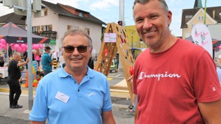 Urs Spirig (links), OK-Präsident der Dorfplatz Einweihung, und Guido Seiz, Leiter Unterhaltsdienst der Gemeinde.