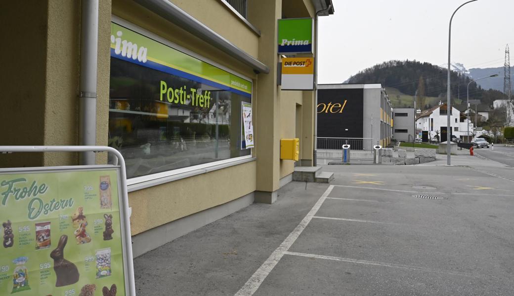 Von der Schliessung des Posti-Treffs ist auch die Post betroffen, die bisher ihre Dienstleistung im Laden anbot.