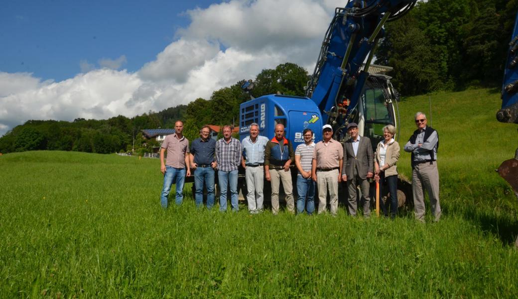 Sie haben die Planung zur Sanierung der Bergstrasse abgeschlossen, von links: Roger Dietsche (Wälli AG Ingenieure, Heerbrugg), Bernhard Frei und Bauleiter Ralf Schwendener (beide Bernhard Frei AG, Widnau), Roman Gruber (Leiter Bauamt Rebstein-Marbach), Gemeindepräsident Andreas Eggenberger, Bausekretär Daniel Knöpfel sowie die Nachbarn Heribert Rohner (Vertreter der Erbengemeinschaft Rohner), Josef Büchel, Christine und Helmut Binder.