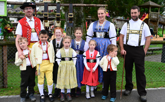 Herrliche Trachten, harmonische Alphornklänge und ein riesiges Publikum