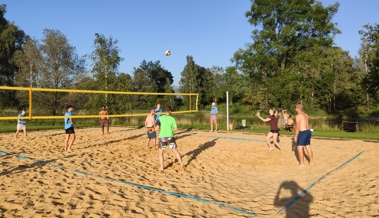 Turnerinnen und Turner massen sich auf dem Beachvolleyballfeld