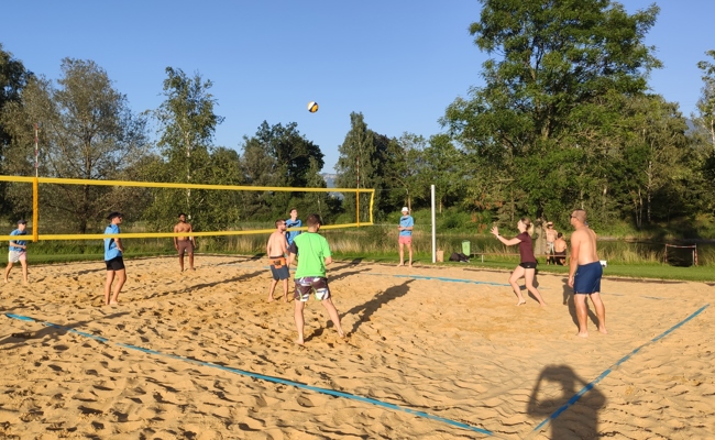 Turnerinnen und Turner massen sich auf dem Beachvolleyballfeld