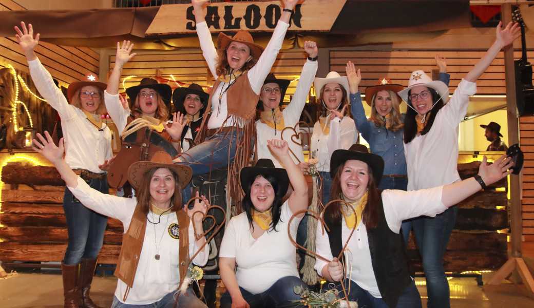 Cowgirls im Saloon: Die Vorstandsmitglieder mit ihren abtretenden Kolleginnen.  Cowgirls im Saloon: Die Vorstandsmitglieder mit ihren abtretenden Kolleginnen.