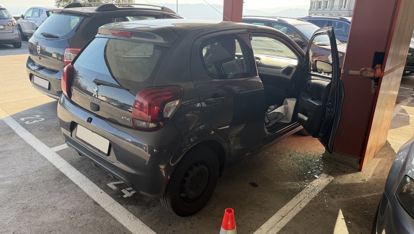 Mehrere Autos aufgebrochen: Scherben, Unordnung und persönliche Gegenstände fehlen