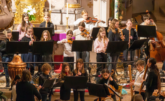 Über 100 Kinder und Jugendliche gestalten ein stimmungsvolles Adventskonzert