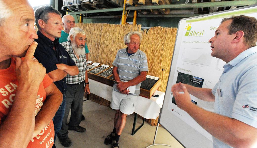 Ingenieur Daniel Haspel von der Vorarlberger Wasserwirtschaft (dem Pendant zum Wasserbau im Kanton St. Gallen) erläutert das Geschiebe­management im Rhein.