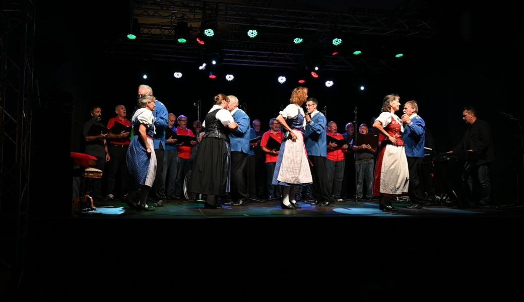 Der Männerchor Altstätten und die Rheintaler Trachten- und Volkstanzgruppe: Dass die beiden Gruppen gemeinsam auf der Bühne stehen, hat es noch nicht grad gegeben.