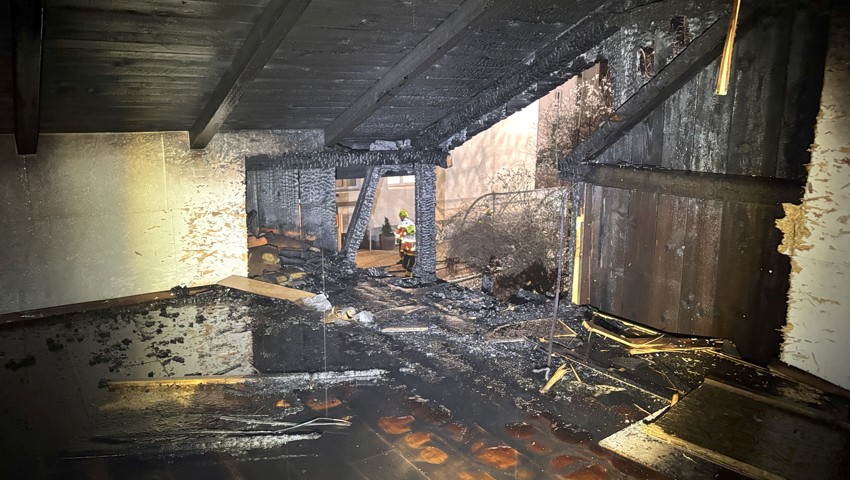 Dachgeschoss in Flammen: Feuerwehr bringt Brand unter Kontrolle