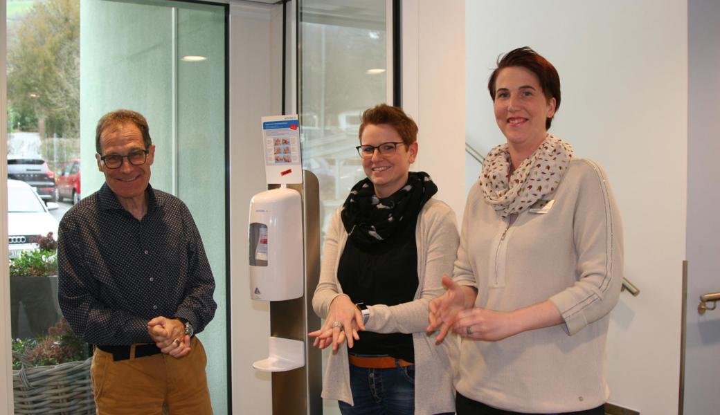 Regelmässig Hände desinfizieren (von links): Urs Trinkler, Miriam Steiger und Stephanie Baertsch vom Haus Viva.