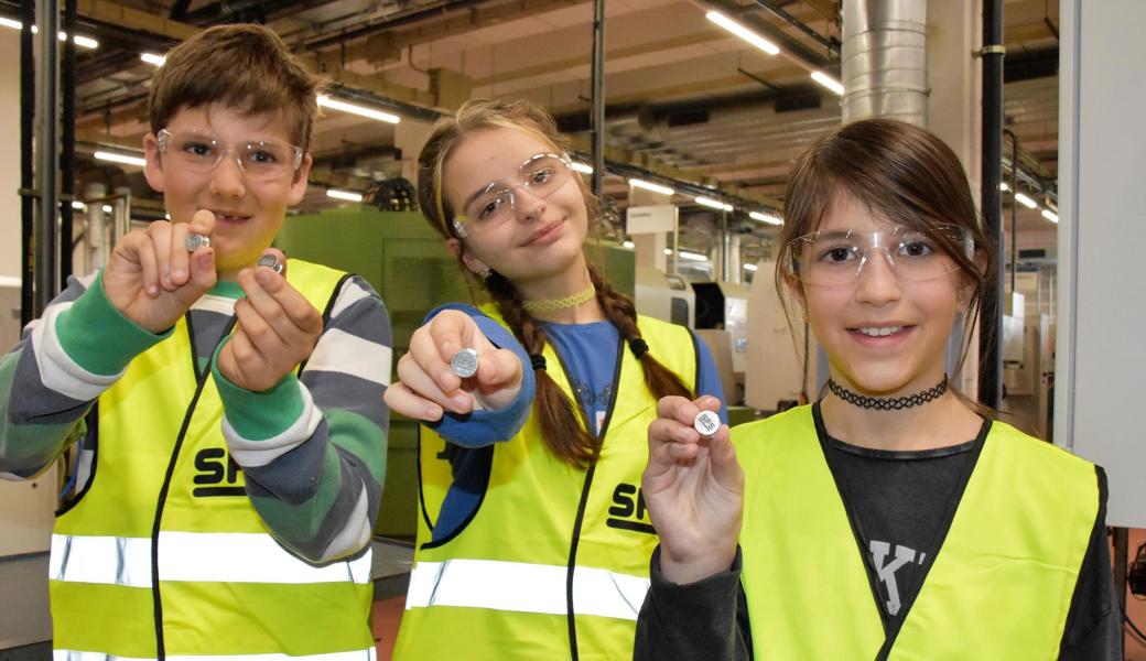 Die Schülerinnen und Schüler fertigen am «Young Tech Fun»-Tag einen Gegenstand, den sie behalten dürfen. Noe, Maida und Sophia (von links) bauten einen Membrantopf, der als Kühlschrankmagnet dient. 