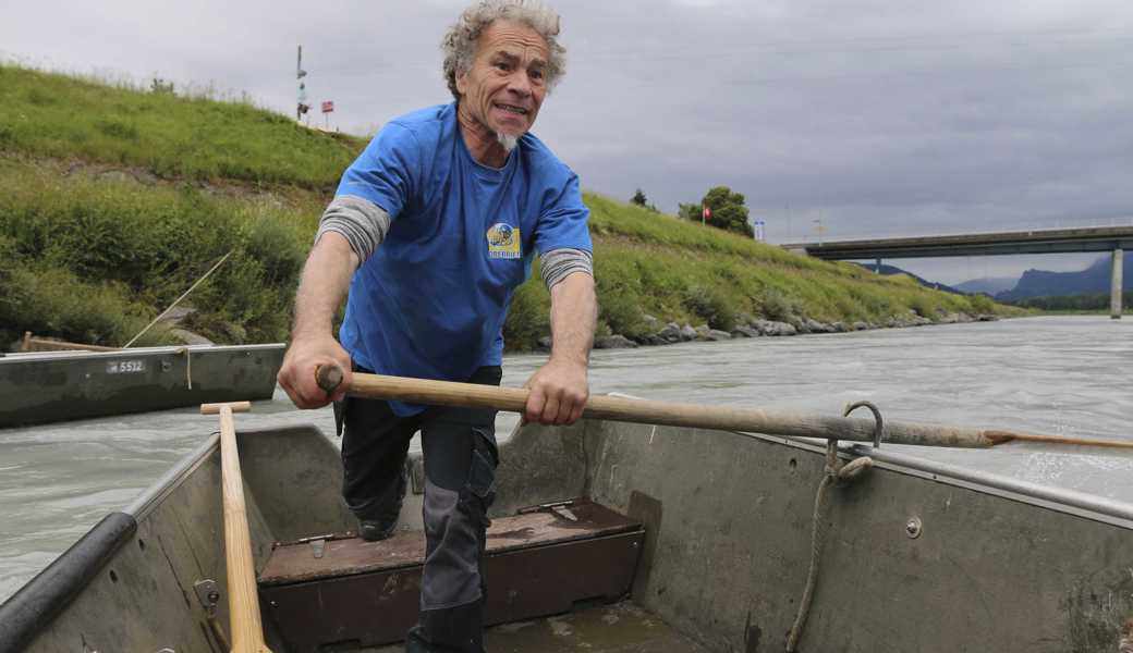 Der Pontonier Heiri Zäch aus Oberriet arbeitet sich mit dem Ruder durch die Strömung des Rheins. 