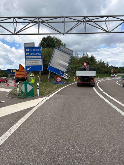 82-Jähriger prallt bei Autobahnausfahrt in Wegweiser