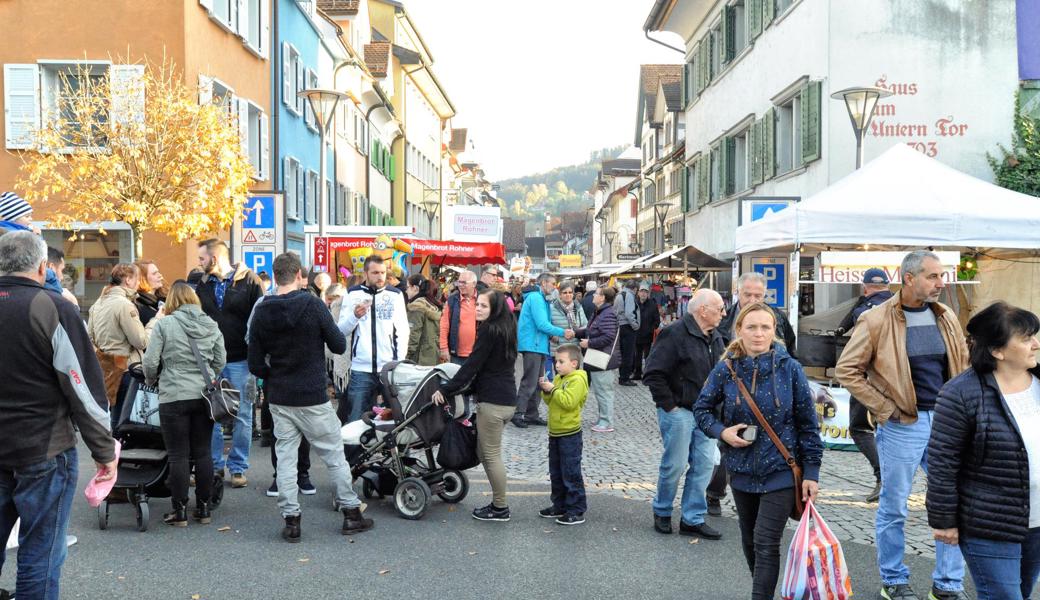 Der Martinimarkt belebt mit Verkaufsständen und Beizli das Rheinecker Städtli. 