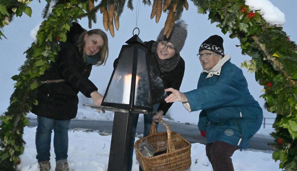 Kurz vor dem Eindunkeln werden die Kerzen in den Laternen angezündet. Die Turnverein-Frauen wechseln sich dabei ab. An diesem Abend hier waren Angele Plaipiene, Evelyne Schneider und Marlies Aebi unterwegs.