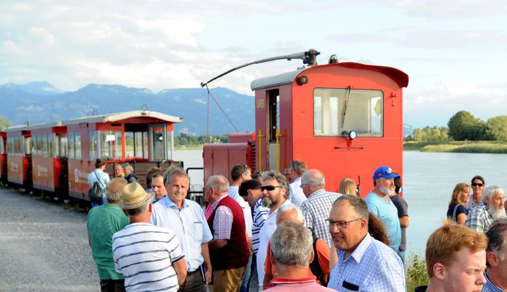 Das Rhybähnli ist ein vom Verein Rhein-Schauen betriebstüchtig gehaltenes Stück Geschichte. Hier fuhr die Museumsbahn im Sommer 2018 die Teilnehmenden eines Infoanlasses zum Hochwasserschutzprojekt Rhesi auf die Rheinvorstreckung hinaus.