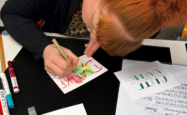Eine Kunstform erlernt: Handlettering-Workshop in der Bibliothek
