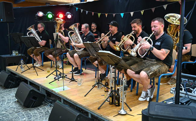 Spezielle Volksmusik, bluesige Töne, Zauberstücke und Ballons - das Dorfest bot für alle etwas